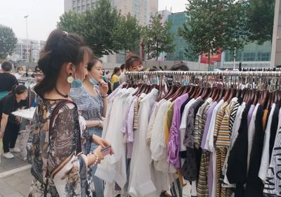 服裝尾貨擺地?cái)偣ヂ?日用百貨的淘金秘籍