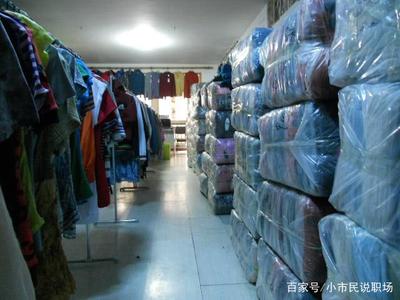 論斤甩賣的庫存服裝 為何便宜卻讓人望而卻步？